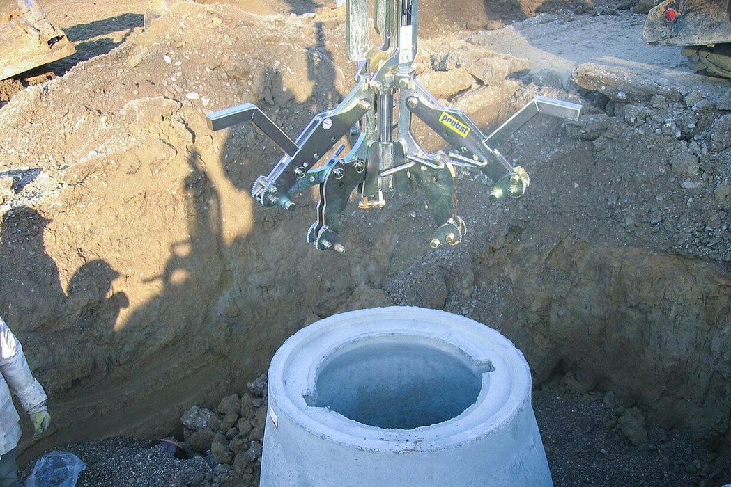 Manhole and Cone Installation Clamp SVZ-UNI-UK